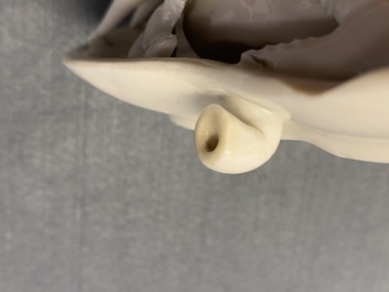 Une paire de compte-gouttes en forme de crabe en porcelaine blanc de Chine de Dehua, Kangxi